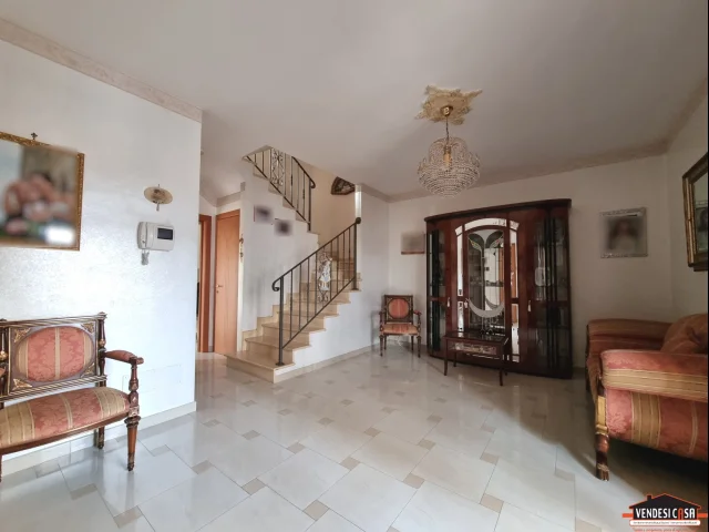 Appartamenti in Vendita - Casa indipendente di 4 vani con box e terrazzo zona montrone