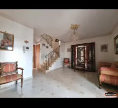 Appartamenti in Vendita - Casa indipendente di 4 vani con box e terrazzo zona montrone