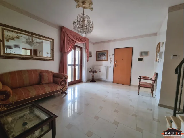 Appartamenti in Vendita - Casa indipendente di 4 vani con box e terrazzo zona montrone
