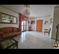 Appartamenti in Vendita - Casa indipendente di 4 vani con box e terrazzo zona montrone