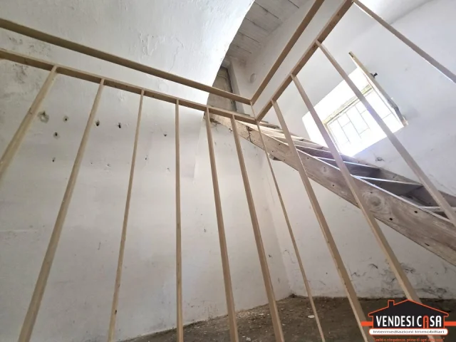 Appartamenti in Vendita - Bivani indipendente con cantina e terrazzo zona montrone