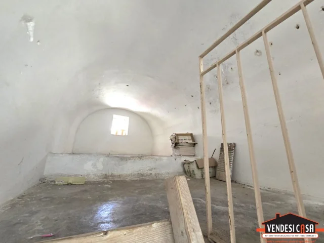 Appartamenti in Vendita - Bivani indipendente con cantina e terrazzo zona montrone