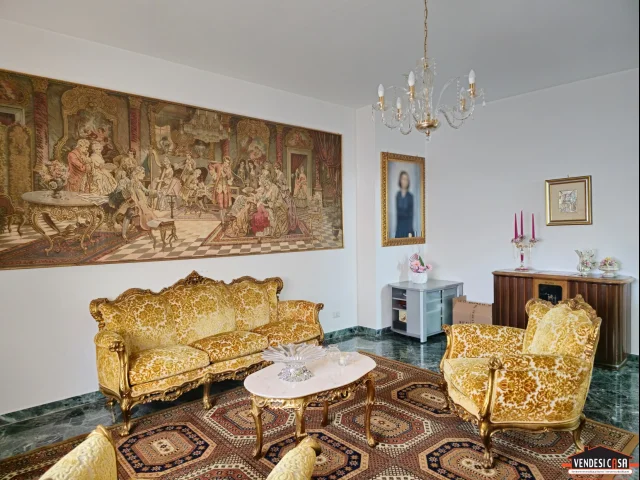 Appartamenti in Vendita - Quadrivani ampio con cantina zona centro canneto