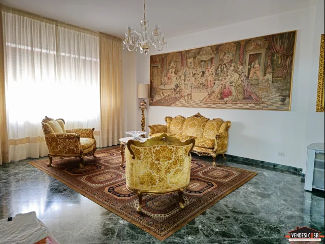 Appartamenti in Vendita - Quadrivani ampio con cantina zona centro canneto