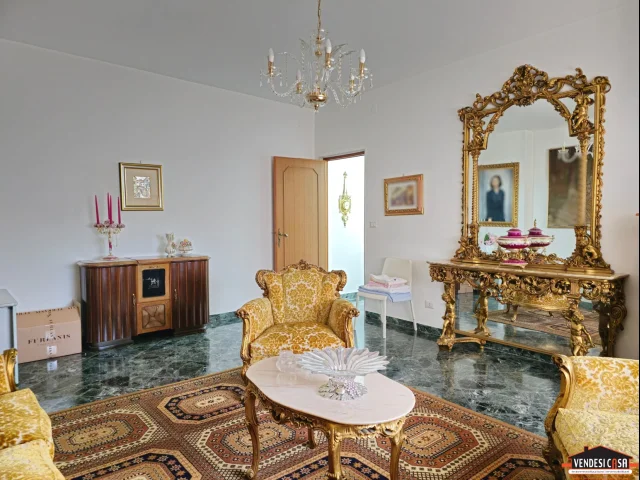 Appartamenti in Vendita - Quadrivani ampio con cantina zona centro canneto