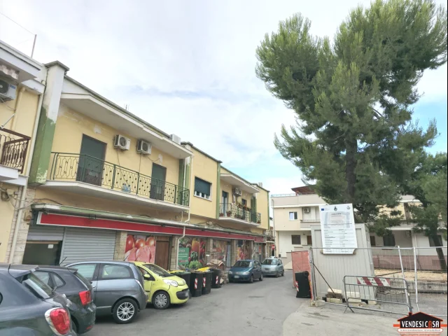 Appartamenti in Vendita - Ampio 3 vani + acc. con cantina zona canneto centro