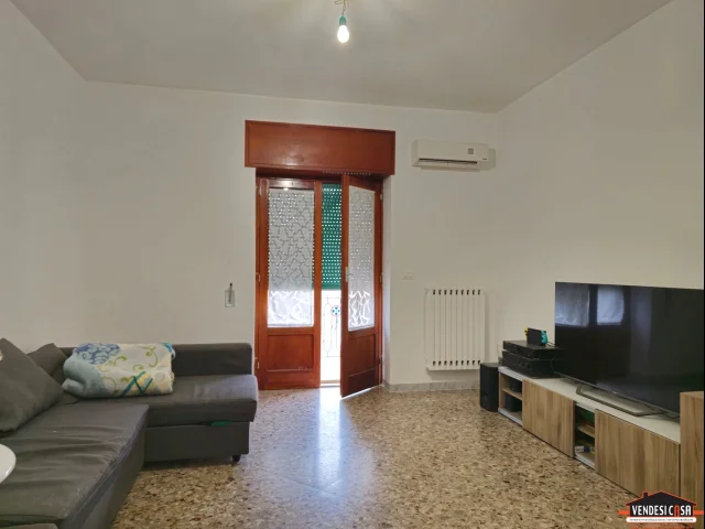 Appartamenti in Vendita - Ampio 3 vani + acc. con cantina zona canneto centro