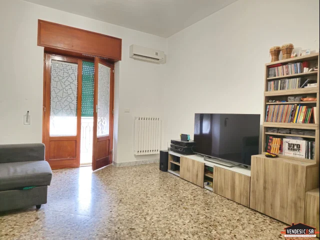 Appartamenti in Vendita - Ampio 3 vani + acc. con cantina zona canneto centro