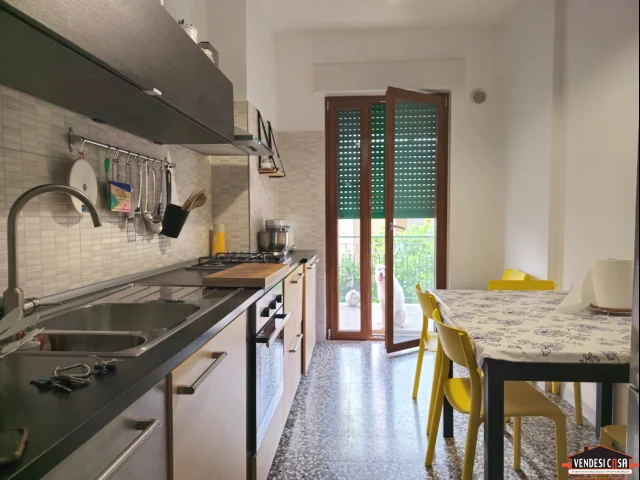Appartamenti in Vendita - Ampio 3 vani + acc. con cantina zona canneto centro