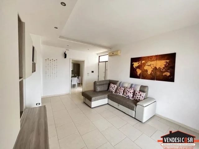 Appartamenti in Vendita - 3 vani ristrutturato con tripla esposizione zona montrone