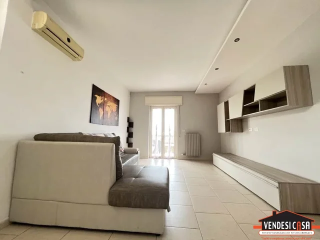 Appartamenti in Vendita - 3 vani ristrutturato con tripla esposizione zona montrone