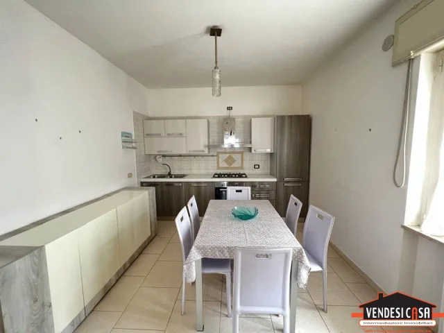 Appartamenti in Vendita - 3 vani ristrutturato con tripla esposizione zona montrone