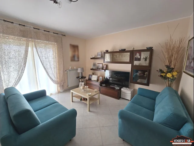 Appartamenti in Vendita - Porzione di bifamiliare tavernetta e box zona parco canneto