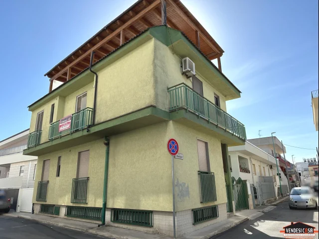 Intero stabile indipendente zona montrone via valenzano