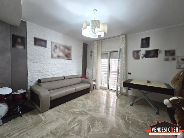 Appartamenti in Vendita - 3 vani + doppi acc. ristrutturato zona posta canneto