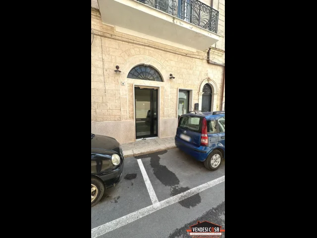 Locale commerciale tra piazza roma e piazza de grecis