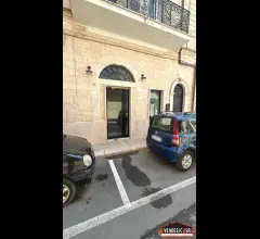 Locale commerciale tra piazza roma e piazza de grecis