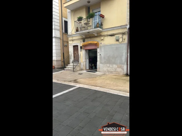 Locale commerciale a ridosso di piazza roma canneto