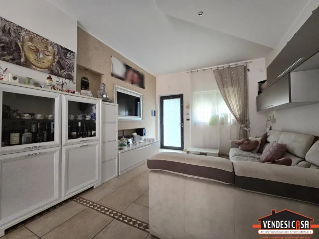 Appartamenti in Vendita - Rifinito 3 vani + doppi acc. con cortile e box zona canneto