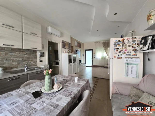 Appartamenti in Vendita - Rifinito 3 vani + doppi acc. con cortile e box zona canneto
