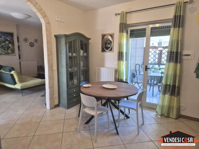 Ampio 3 vani + doppi acc. con box auto zona villa montrone