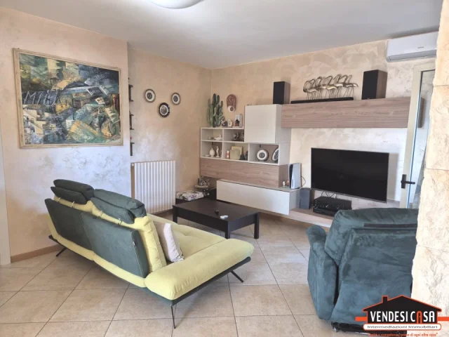 Appartamenti in Vendita - Ampio 3 vani + doppi acc. con box auto zona villa montrone