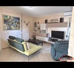 Appartamenti in Vendita - Ampio 3 vani + doppi acc. con box auto zona villa montrone
