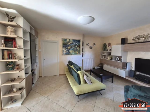 Appartamenti in Vendita - Ampio 3 vani + doppi acc. con box auto zona villa montrone