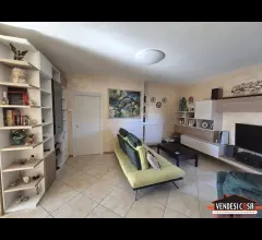 Appartamenti in Vendita - Ampio 3 vani + doppi acc. con box auto zona villa montrone