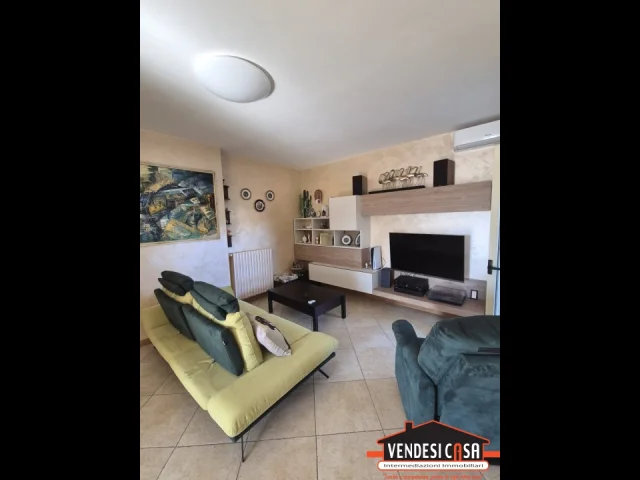 Appartamenti in Vendita - Ampio 3 vani + doppi acc. con box auto zona villa montrone