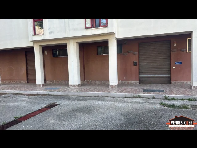 Locale commerciale di ampia metratura zona stazione canneto