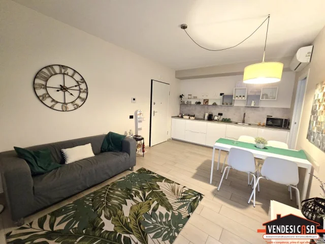 Appartamenti in Vendita - Recentissimo 3 vani con posto auto e cantina zona montrone
