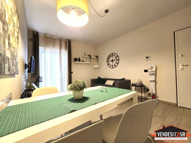 Appartamenti in Vendita - Recentissimo 3 vani con posto auto e cantina zona montrone