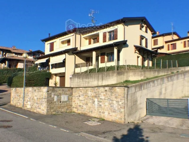 Bifamiliare con giardino e fotovoltaico