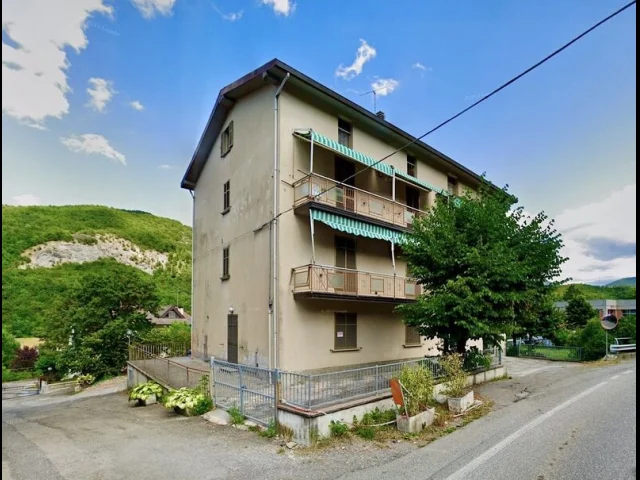 Appartamenti in Vendita - Trilocale con 2 bagni e corte privata