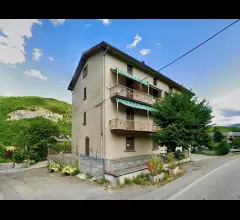 Appartamenti in Vendita - Trilocale con 2 bagni e corte privata