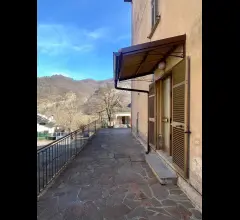 Appartamenti in Vendita - Trilocale con 2 bagni e corte privata
