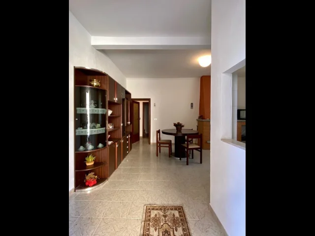 Appartamenti in Vendita - Trilocale con 2 bagni e corte privata