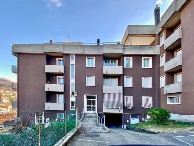 Appartamenti in Vendita - Trilocale con balcone piano terra