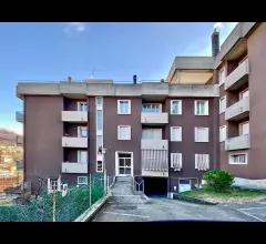Appartamenti in Vendita - Trilocale con balcone piano terra