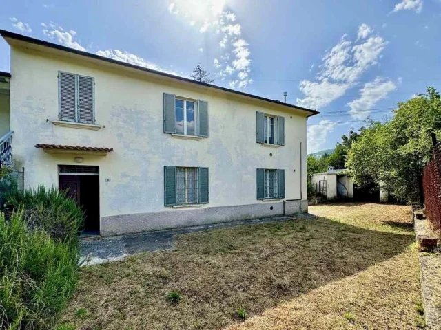 Appartamenti in Vendita - Casa con 2 appartamenti, terreno e stalla