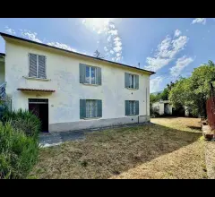 Casa con 2 appartamenti, terreno e stalla