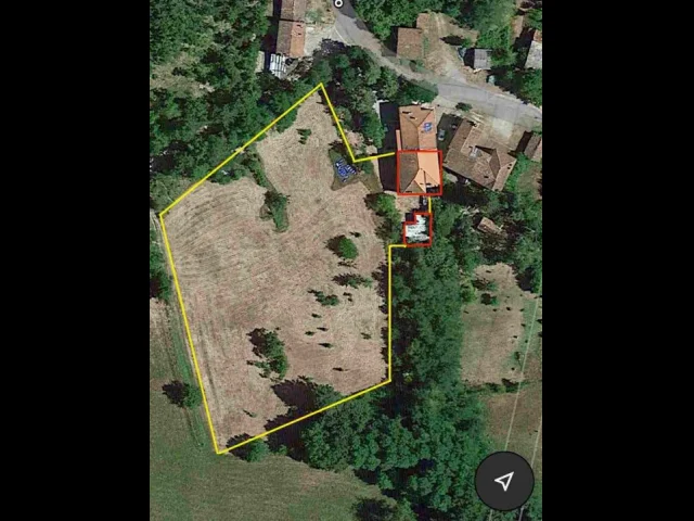Appartamenti in Vendita - Casa con 2 appartamenti, terreno e stalla