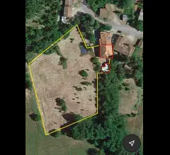 Appartamenti in Vendita - Casa con 2 appartamenti, terreno e stalla