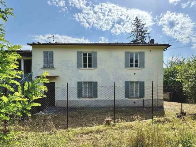 Appartamenti in Vendita - Casa con 2 appartamenti, terreno e stalla