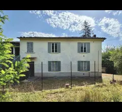 Appartamenti in Vendita - Casa con 2 appartamenti, terreno e stalla