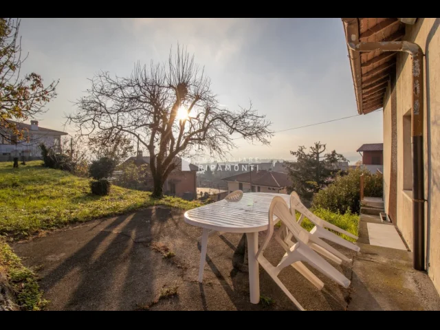 Appartamenti in Vendita - Villa singola con terreno edificabile a civate