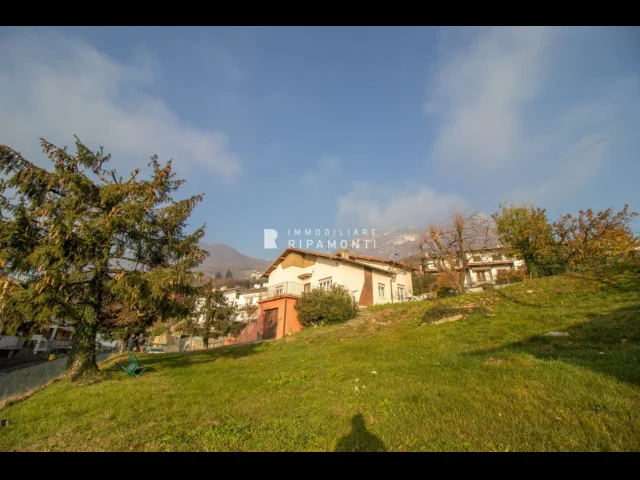 Appartamenti in Vendita - Villa singola con terreno edificabile a civate