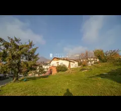 Appartamenti in Vendita - Villa singola con terreno edificabile a civate