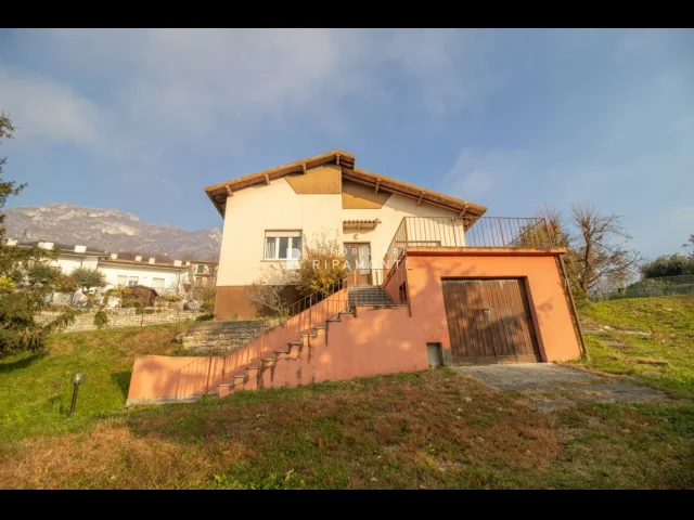 Appartamenti in Vendita - Villa singola con terreno edificabile a civate